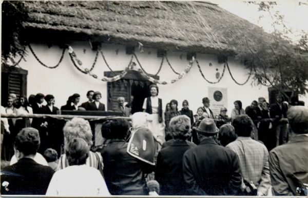 Dr. Csáder Dezsőné megnyitja a Fóti Ősz rendezvényét, 1975