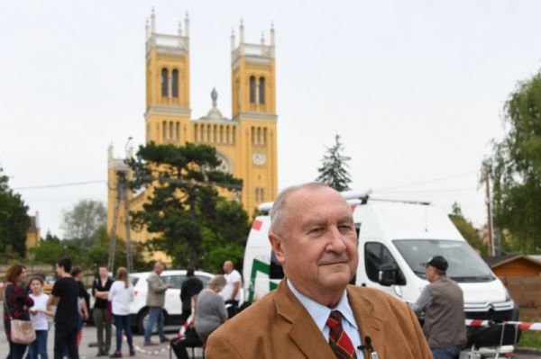 Dr. Vass György polgármester a kormányablak busz Fótra érkezésekor