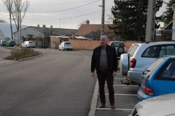 Bíró Zoltán a Malom utca új parkolósorát mutatja