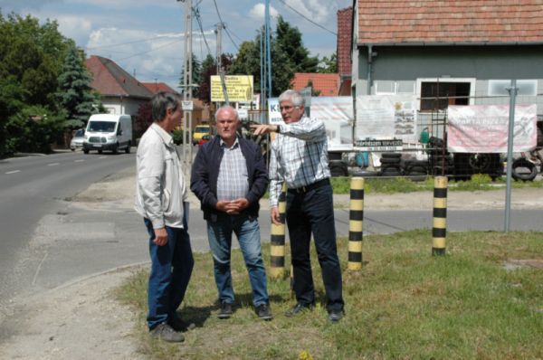 Bíró Zoltán alpolgármester, Kovács Józsen Önkormányzati képviselő és Kocsis Gábor az FKKN Kft. munkatársa a helyszínen egyezteti a Vörösmarty utca átalakítási terveit
