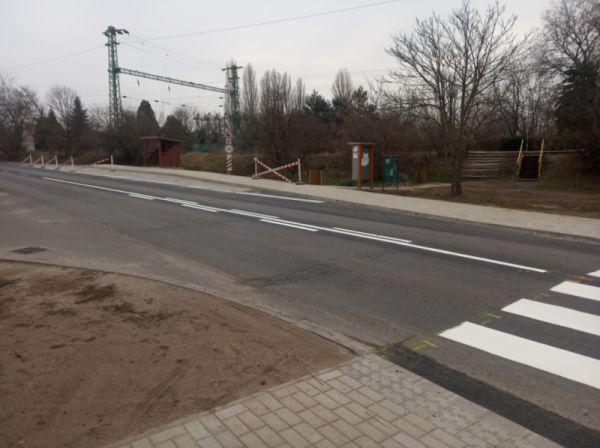 A Mindszenty utcánál az új gyalogátkelőhely mellett új buszmegálló is épült